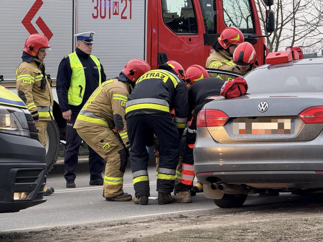Czołowe zderzenie z nieoznakowanym radiowozem! Ranne cztery osoby, w tym policjanci 