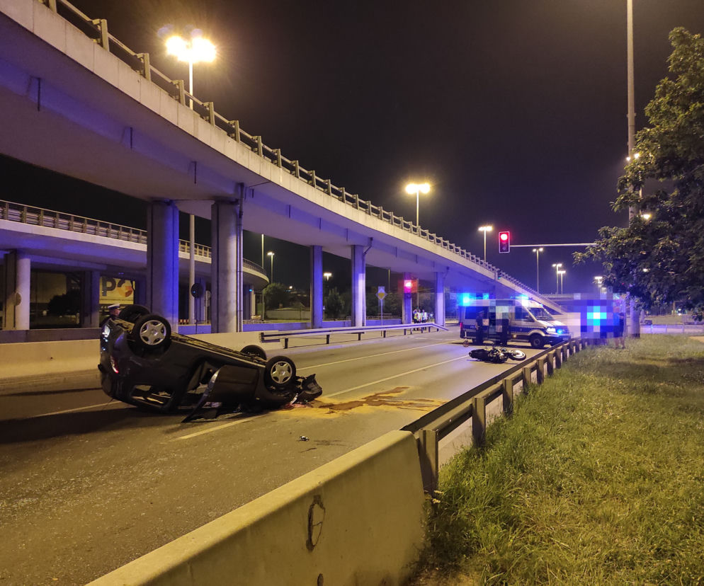Koszmarna śmierć motocyklisty na Białołęce, motocykl wyleciał w powietrze, samochód dachował