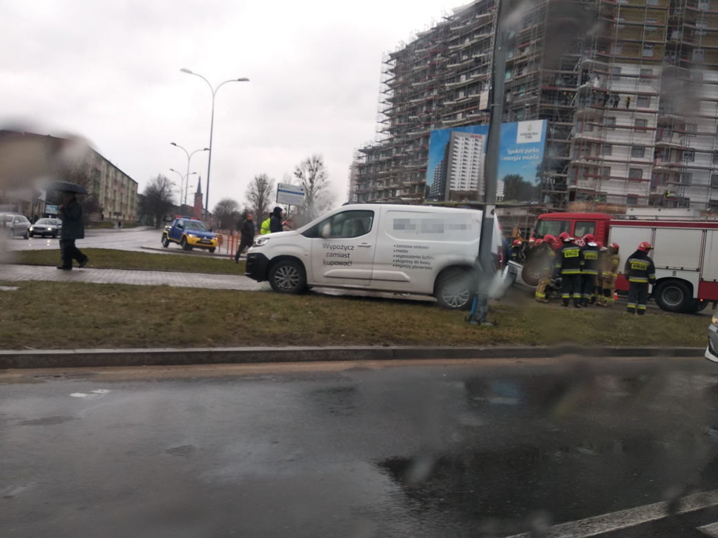 Białystok. Dachowanie samochodu osobowego na ul. Antoniukowskiej