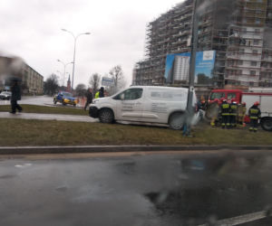 Białystok. Dachowanie samochodu osobowego na ul. Antoniukowskiej