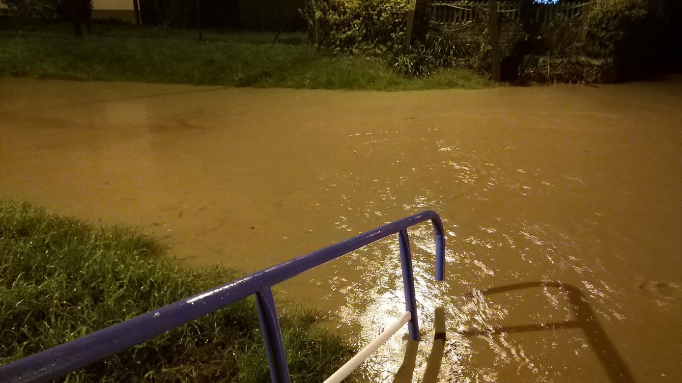 Woda w Morowie - mieszkańcy walczą z powodzią