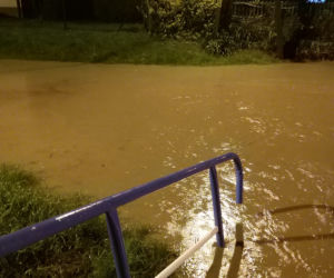 Woda w Morowie - mieszkańcy walczą z powodzią