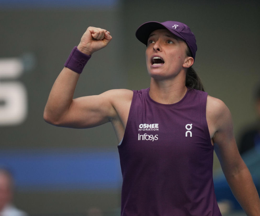Iga Świątek w fioletowym stroju zaciska pięść w geście triumfu. O losowaniu turnieju WTA Wuhan przeczytasz na SE Supersport.