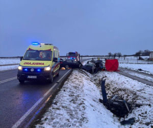 Czołowe zderzenie w Emilcinie. Zginął 34-letni kierowca seata