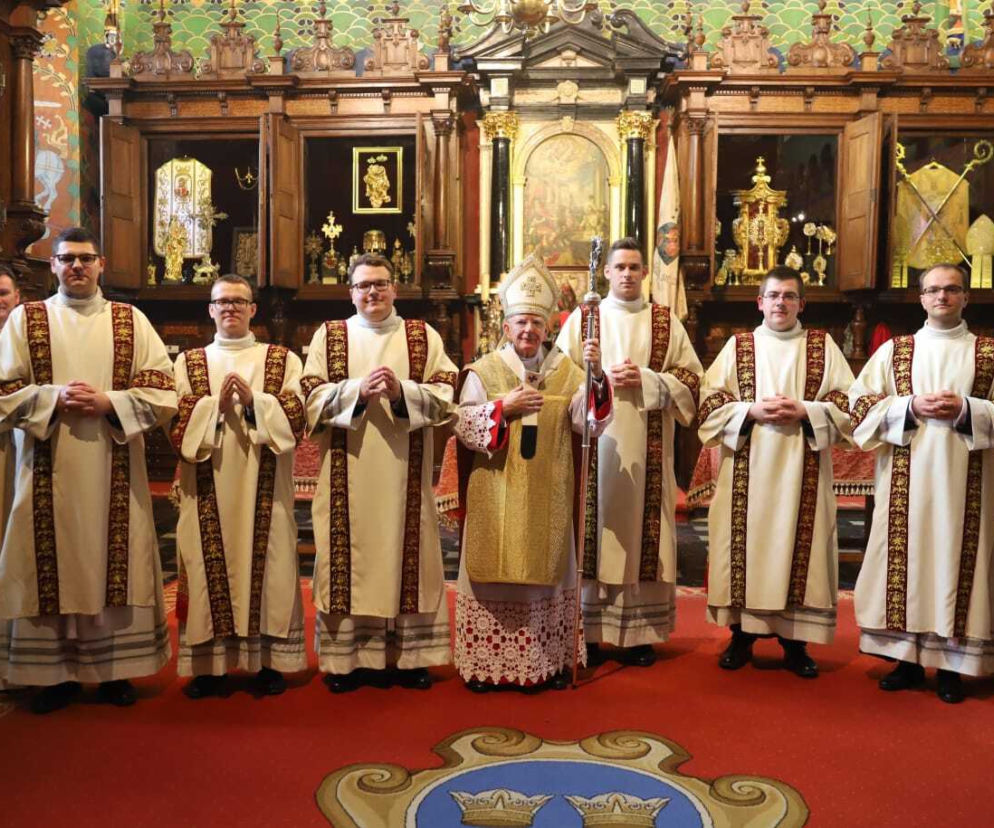 Abp M. Jędraszewski wyświęcił nowych diakonów. Ilu mężczyzn chce zostać księżmi?