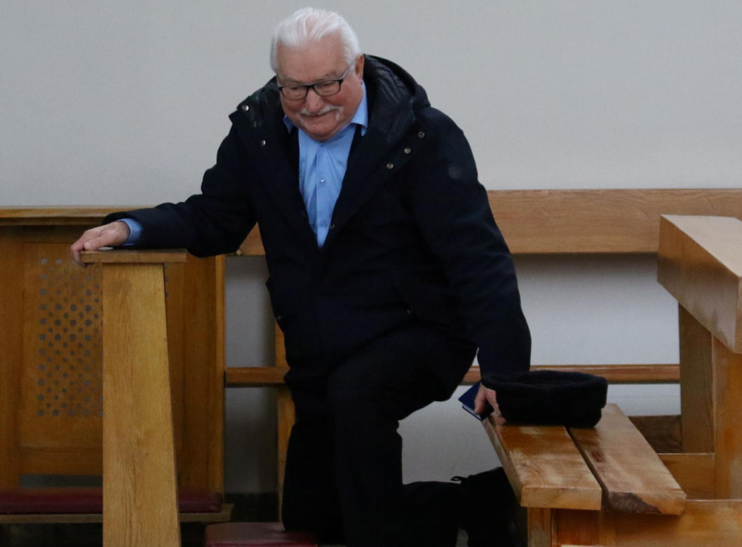 Lech Wałęsa zupełnie sam w pustym kościele. Pojechał się pomodlić tuż przed świętami