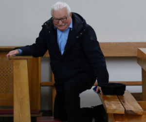 Lech Wałęsa zupełnie sam w pustym kościele. Pojechał się pomodlić tuż przed świętami