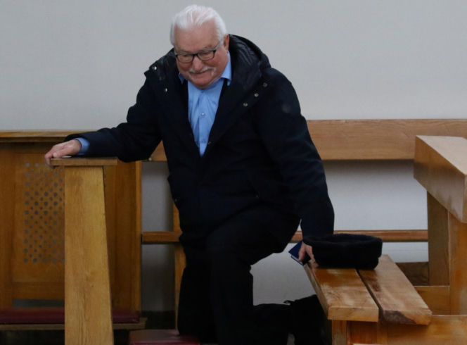 Lech Wałęsa zupełnie sam w pustym kościele. Pojechał się pomodlić tuż przed świętami
