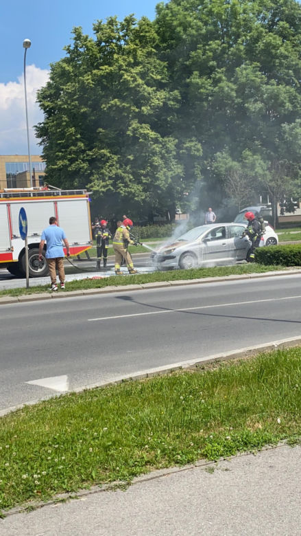 Rzeszów. Pali się samochód na ulicy Kopisto. "Kłęby dymu spod maski" [ZDJĘCIA]