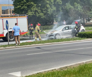 Rzeszów. Pali się samochód na ulicy Kopisto. Kłęby dymu spod maski [ZDJĘCIA]