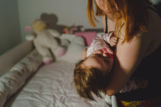 Liczycie, kto więcej wstał w nocy do dziecka? Ten nawyk może być sygnałem kryzysu w związku