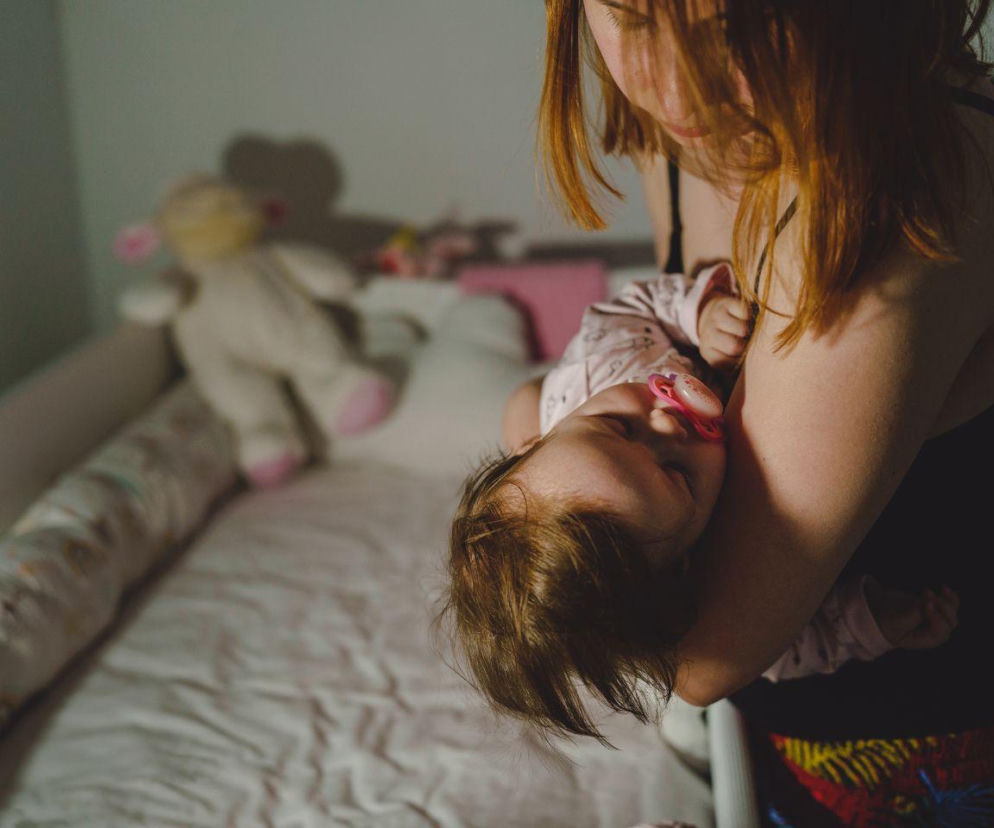 Liczycie, kto więcej wstał w nocy do dziecka? To może być ważny sygnał