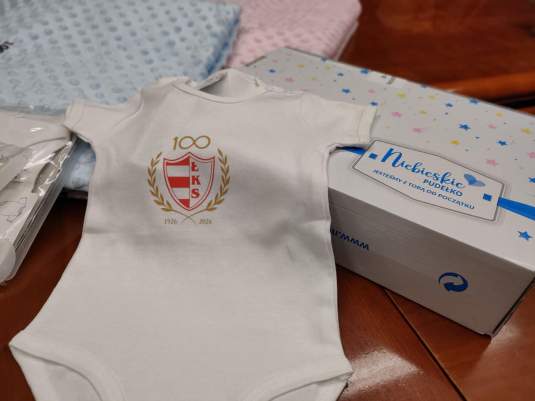 Nowość w łomżyńskiej wyprawce dla noworodków. Dzieci dostaną body z logo ŁKS-u