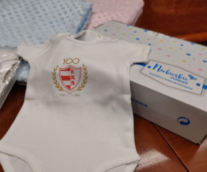 Nowość w łomżyńskiej wyprawce dla noworodków. Dzieci dostaną body z logo ŁKS-u
