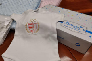 Nowość w łomżyńskiej wyprawce dla noworodków. Dzieci dostaną body z logo ŁKS-u