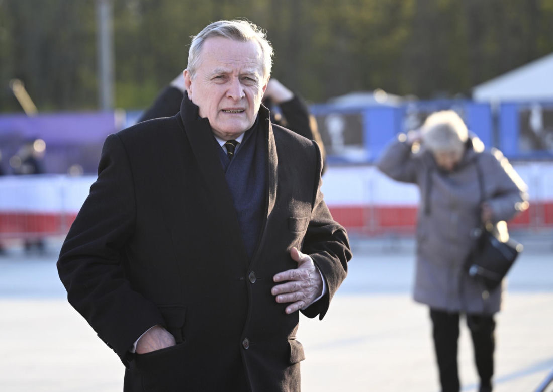 Piotr Gliński składa kwiaty w rocznicę katastrofy smoleńskiej