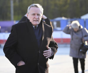 Piotr Gliński składa kwiaty w rocznicę katastrofy smoleńskiej