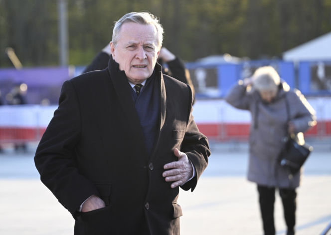 Piotr Gliński składa kwiaty w rocznicę katastrofy smoleńskiej