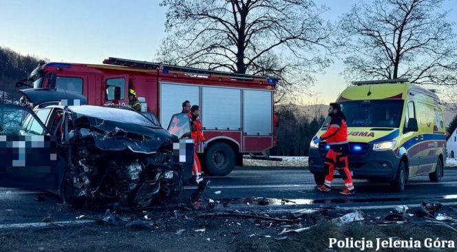 Radomierz. Osobówka wpadła w poślizg i wjechała w taksówkę. 8 osób w szpitalu