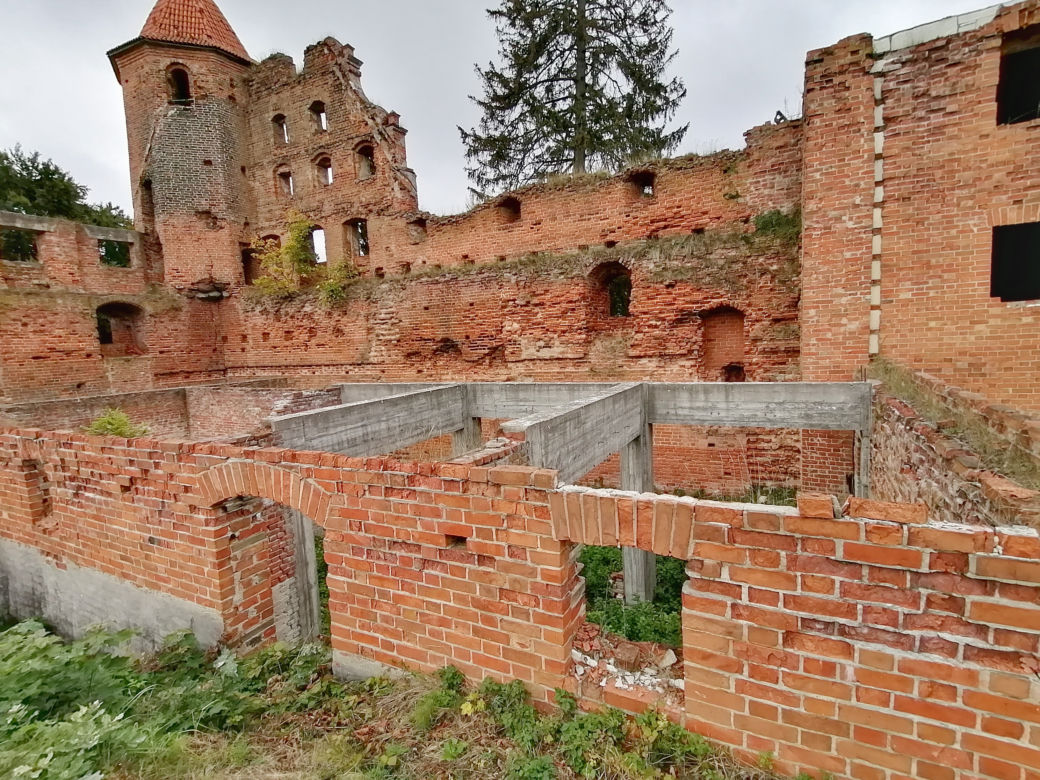 Pomarańczowi rowerzyści najechali zamek w Szymbarku