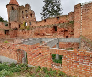 Pomarańczowi rowerzyści najechali zamek w Szymbarku