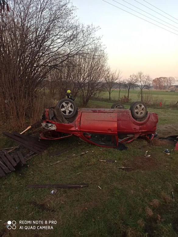 WIRY: 26-latek DACHOWAŁ chevroletem w rowie. Auto SKASOWANE