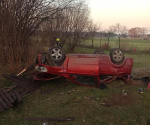 WIRY: 26-latek DACHOWAŁ chevroletem w rowie. Auto SKASOWANE