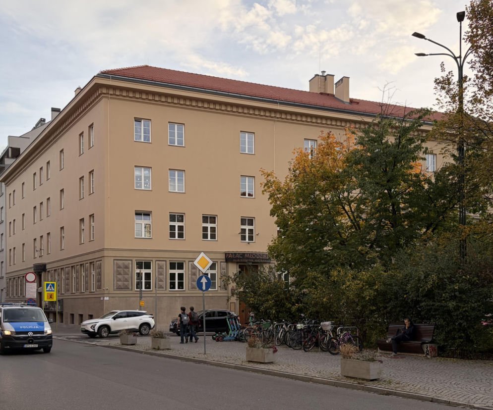 Narożny gmach YMCA w Krakowie po remoncie elewacji. O historii tego budynku przeczytasz w serwisie Architektura.