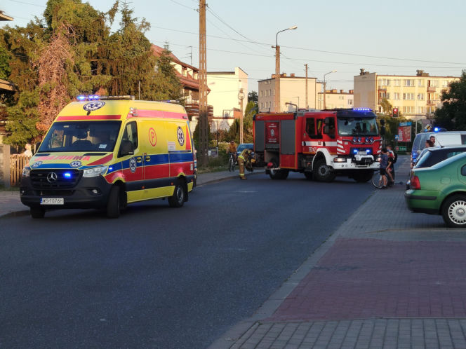 Dziecko wypadło z pierwszego piętra szeregowca przy ul. Chełmońskiego w Siedlcach