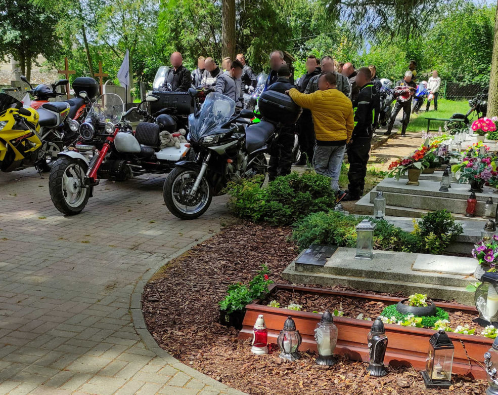 16-letni Patryk zginął na motorowerze. Jego grób utonął w kwiatach