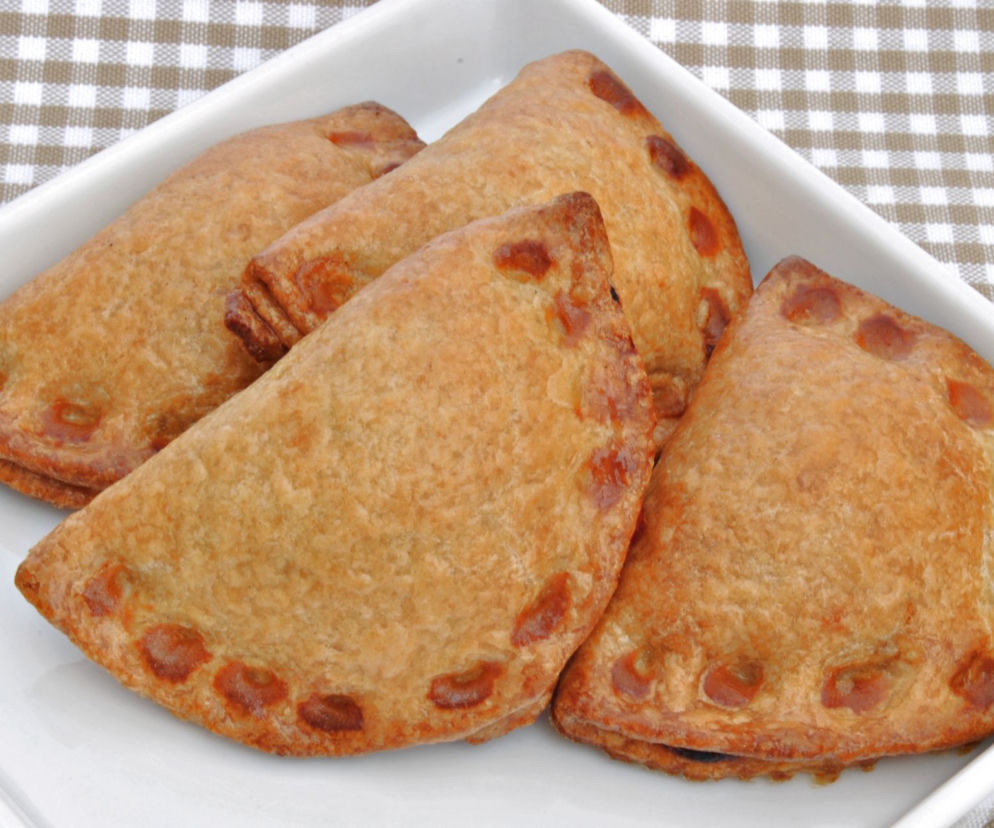 Pierożki z wątróbką i wiśniami pieczone w herbacianej glazurze