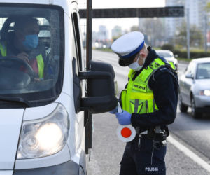 Policja kontrolowała czy toruńscy kierowcy respektują obowiązek noszenia maseczek
