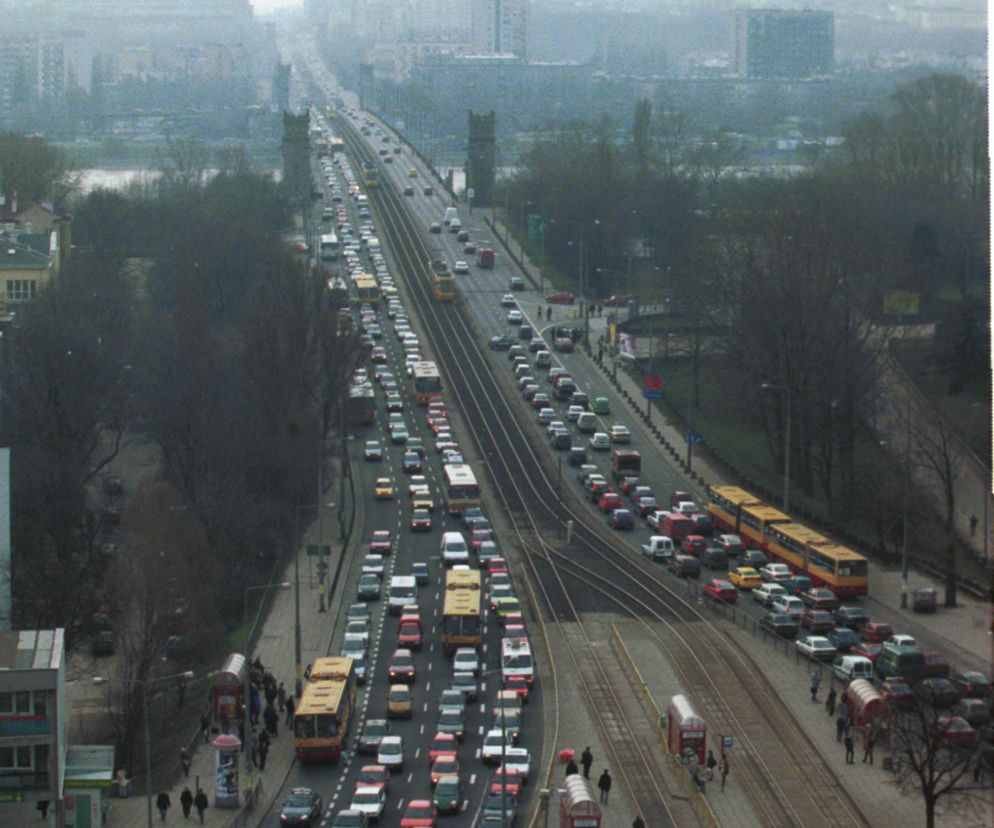 Korek samochodowy na Moście Poniatowskiego w Warszawie. O utrudnieniach i remoncie przeczytasz na SE.
