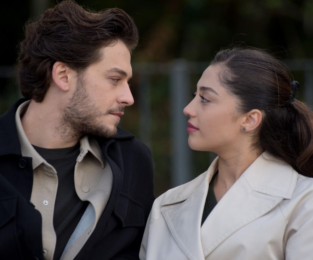 Burak i Yasemin z serialu Splątane losy patrzą sobie w oczy. O ich relacji w 57. odcinku przeczytasz na Eska.