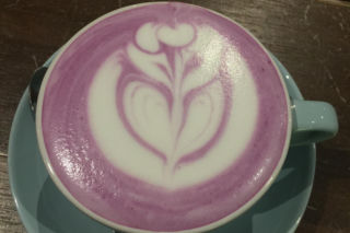 Fioletowa kawa podbija świat. Co to jest Ube Latte i dlaczego wszyscy oszaleli na jej punkcie?