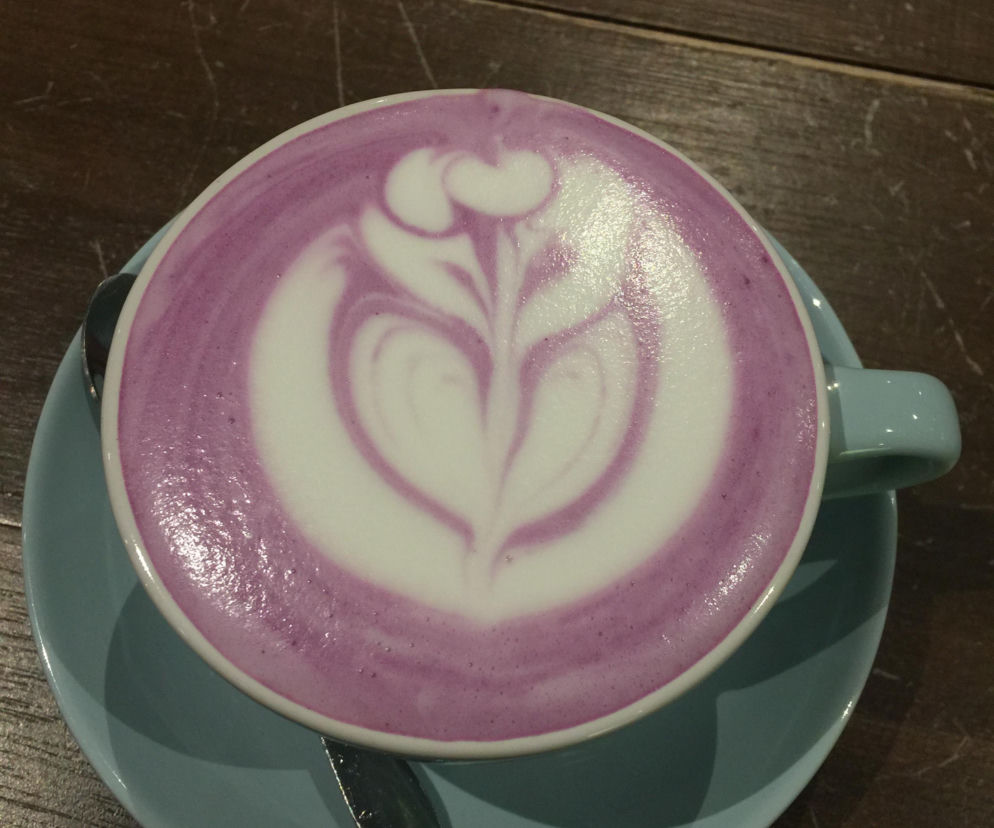 Fioletowa kawa podbija świat. Co to jest Ube Latte i dlaczego wszyscy oszaleli na jej punkcie?