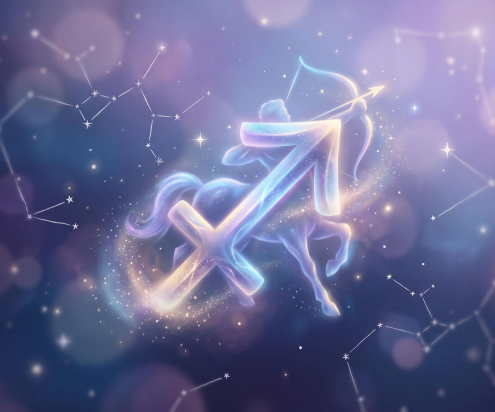Świecący symbol zodiakalnego Strzelca na tle gwieździstego nieba. O horoskopie dla Strzelca przeczytasz w Eska.