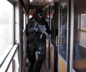 WARKA: Terroryści opanowali pociąg. Strzelanina na stacji kolejowej! + ZDJĘCIA