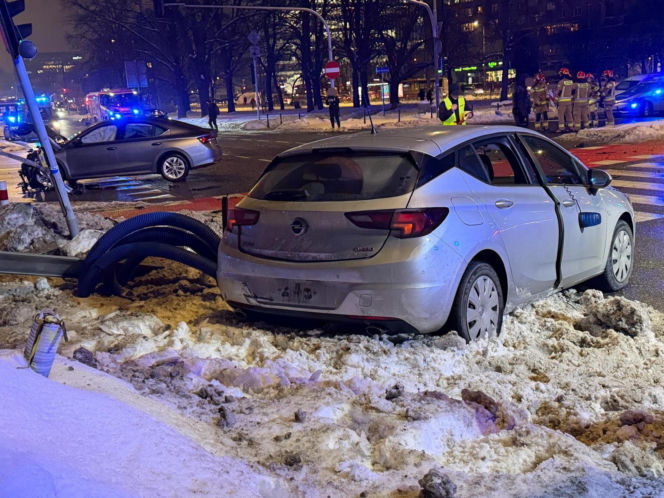 Stłuczka z nieoznakowanym radiowozem w Warszawie. Potężna utrudnienia