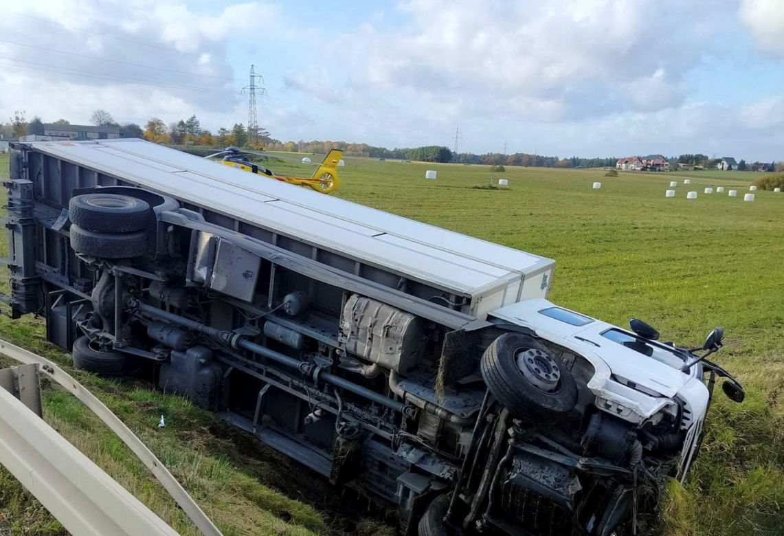 Zderzenie ciężarówki z osobówką, kolosa aż wyrzuciło z drogi! Jedna osoba nie żyje, zdjęcia porażają