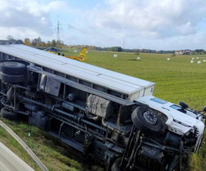 Zderzenie ciężarówki z osobówką, kolosa aż wyrzuciło z drogi! Jedna osoba nie żyje, zdjęcia porażają
