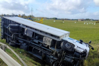 Zderzenie ciężarówki z osobówką, kolosa aż wyrzuciło z drogi! Jedna osoba nie żyje, zdjęcia porażają
