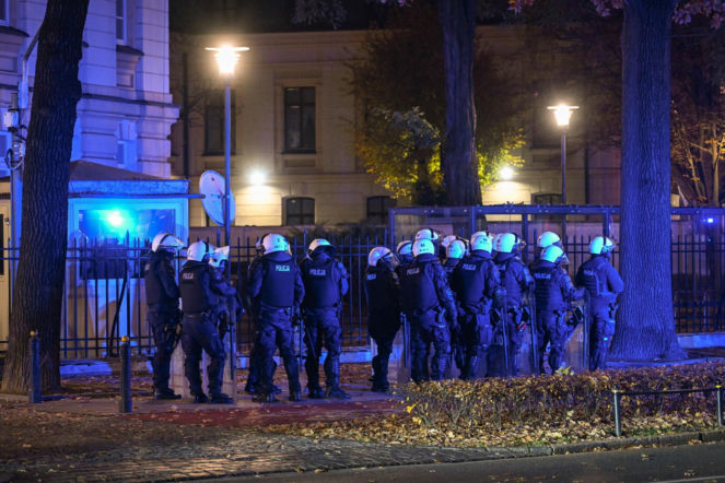 Protest przed Trybunałem Konstytucyjnym w Warszawie. Policja zatrzymała trzy osoby