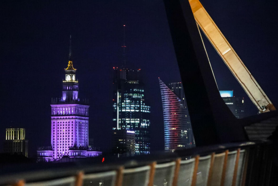 Czerwona linia na kładce pieszo-rowerowej. O co chodzi? Przyczyna jest zaskakująca