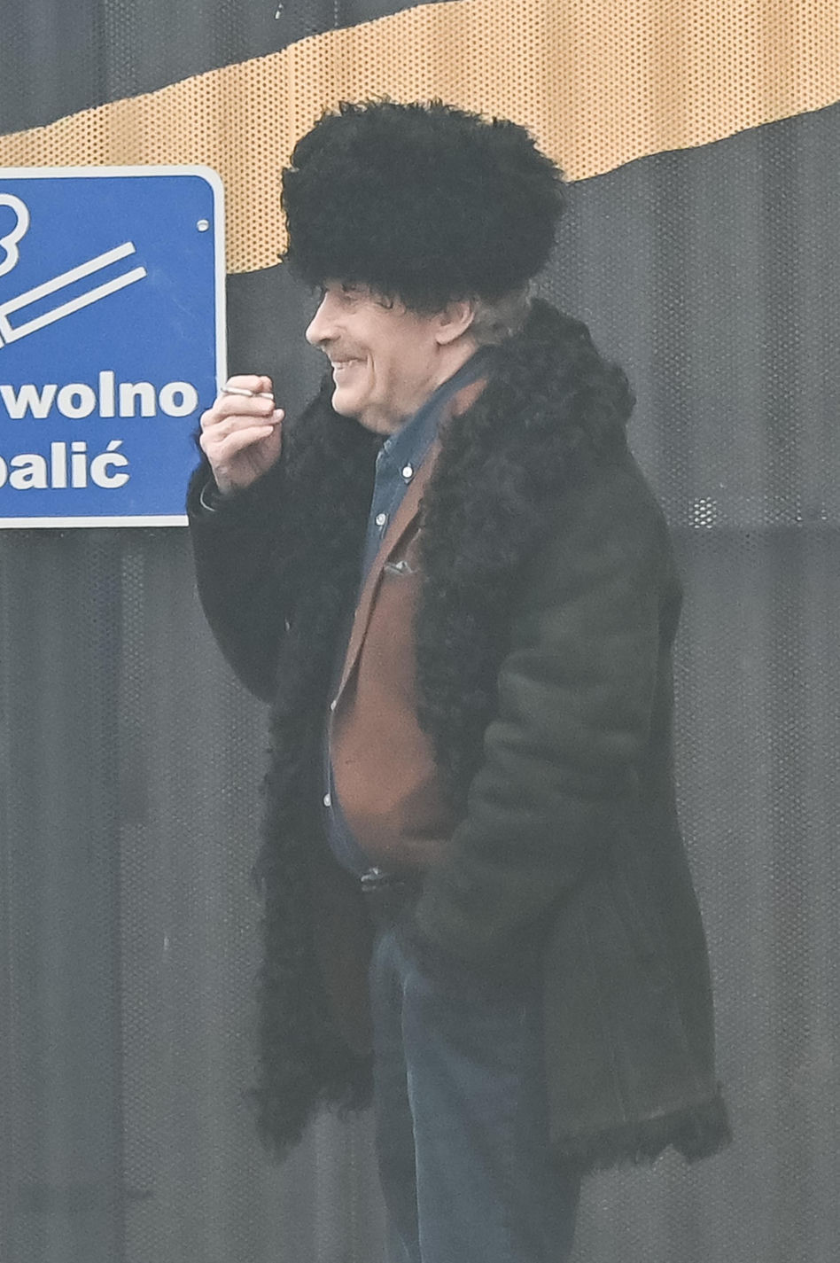 Daniel Olbrychski pali pod zakazem palenia