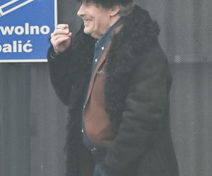 Daniel Olbrychski pali pod zakazem palenia