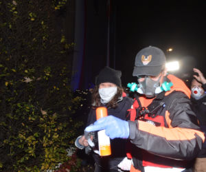 Protestująca przykleiła się do podłoża przed MEN