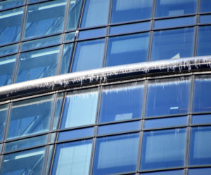 Wieżowiec grozy. Sople spadają z Warsaw Spire