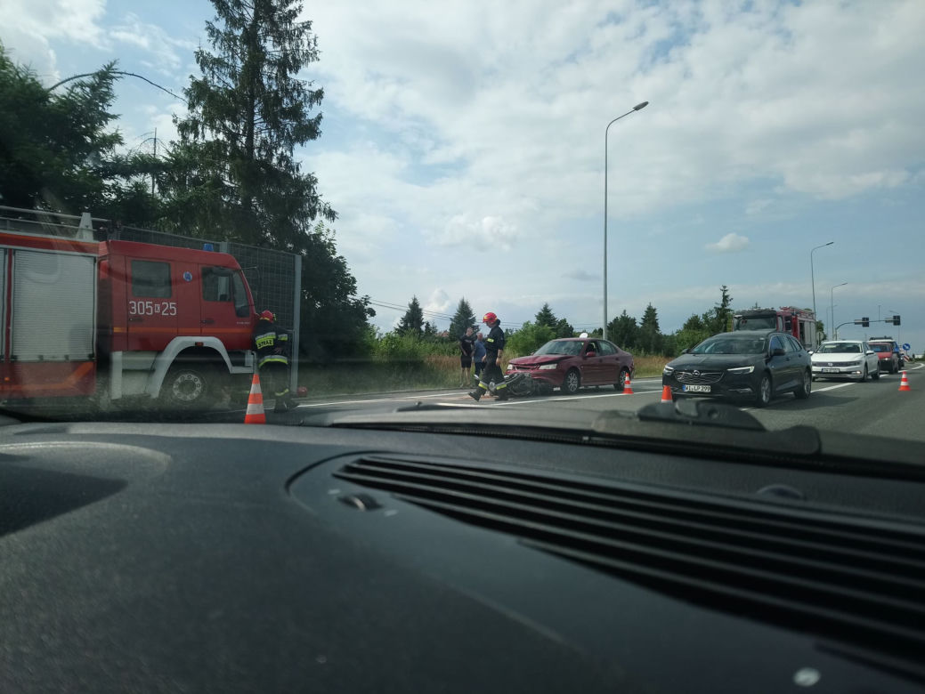 Zderzenie osobówki z motocyklem w Małopolsce [ZDJĘCIA]