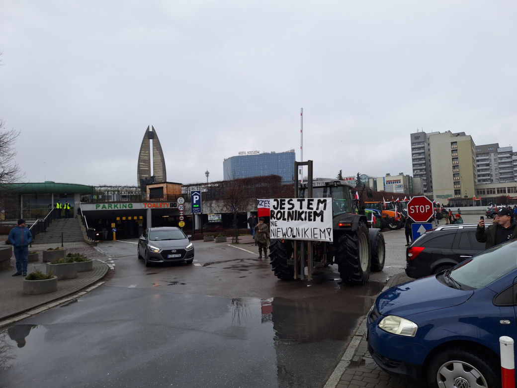 Rolnicy w Rzeszowie wyjechali na ulice. Trwa strajk generalny 
